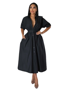 Détail de la robe chemise longue noire avec col, boutons et coupe cintrée à la taille