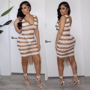 Robe crochetée à franges pour femmes avec rayures blanches et brunes et décolleté en V