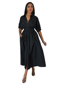 Détails d'une robe chemise midi noire à manches longues avec taille ajustée et boutons