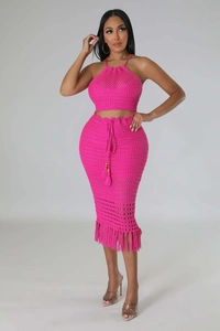 Détail de l'ensemble deux pièces au crochet fuchsia avec haut licou et jupe à franges