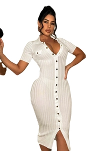 Détails de la robe en maille blanche avec texture côtelée et col à revers boutonné