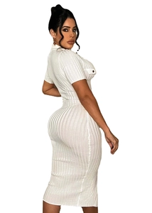Détail du tricot côtelé blanc sur une robe mi-longue ajustée avec col polo et poche poitrine