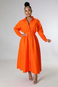 Vue de face d'une robe chemise orange à manches longues avec taille à cordon serré