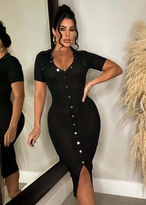 Détail d'une robe noire en maille côtelée avec col polo et boutons métalliques