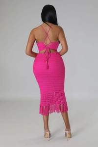 Détail d'un ensemble fuchsia au crochet avec bretelles croisées et longues franges à glands