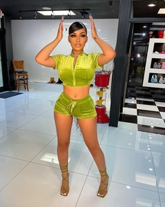Ensemble deux pièces pour femme en velours vert citron avec haut court et short assorti
