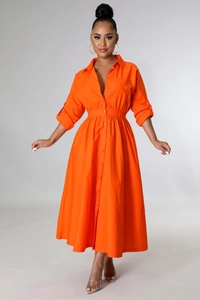 Détail des plis à la taille et boutonnage sur cette robe chemise orange à manches longues