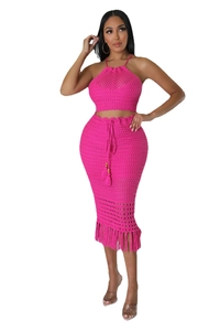 Détail de l'ensemble deux pièces rose en crochet avec jupe midi à franges et cordon de taille