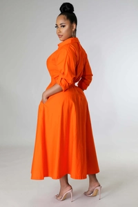 Vue latérale d'une robe chemise orange à manches longues avec taille marquée et plis