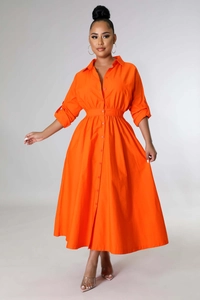 Vue de face d'une robe chemise orange à manches longues avec taille élastique et ourlet A
