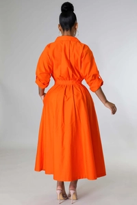 Détails de la robe chemise orange à manches longues avec taille élastique et jupe évasée