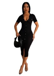 Détail d'une robe en maille côtelée noire avec col en V, boutons décoratifs et sac à main assorti