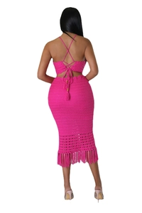 Détail macro de l'ensemble crochet fuchsia avec ourlet à franges et texture ajourée
