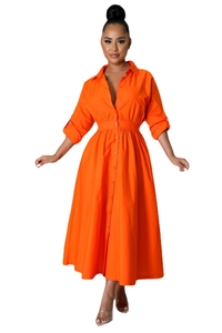 Détail d'une robe chemise orange avec taille élastique et jupe évasée en ligne A