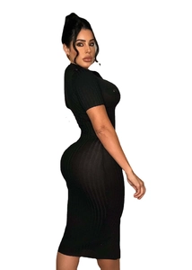 Détail de la robe midi en maille côtelée noire montrant la texture et le col polo boutonné