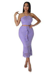 Détail d'un ensemble deux pièces violet au crochet avec franges et cordon de serrage