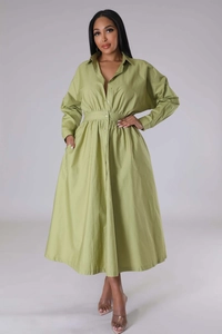 Détail de la robe longue chemise vert olive à manches longues avec taille marquée
