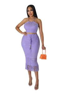Détail d'un ensemble crochet violet avec haut licou et jupe longue à franges bohème