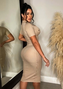 Détail de la robe en maille côtelée beige avec col polo et poches décoratives boutonnées