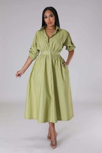 Détail d'une robe chemise vert olive montrant les manches ajustables et la taille