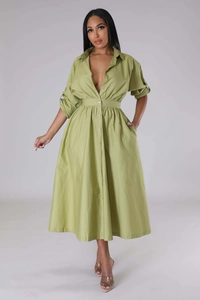 Robe chemise vert sauge avec col en V à revers et cordon de serrage à la taille devant
