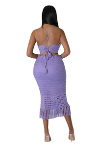Vue détaillée du dos d'un ensemble deux pièces en crochet violet avec franges et lacets