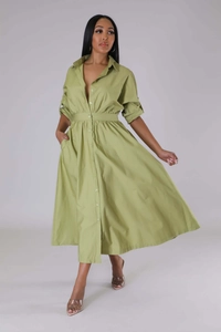 Détail d'une robe chemise longue vert avocat à manches longues et boutonnage frontal