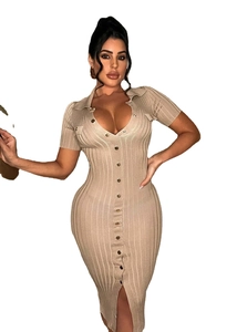 Gros plan sur la texture à côtes verticales et le col polo de la robe en maille beige