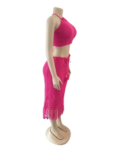 Ensemble crochet rose vif avec crop top licou et jupe longue à détails de franges