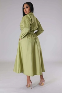 Vue détaillée du dos d'une robe chemise vert olive avec taille élastique et jupe