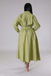 Vue de dos d'une robe chemise vert herbe à manches longues avec taille élastique évasée
