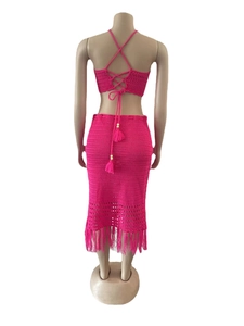 Détail de l'ensemble de plage crochet rose avec dos lacé et finitions à franges et perles