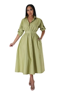 Détail d'une robe chemise mi-longue vert herbe avec boutonnage et taille haute plissée
