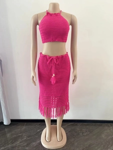 Détails de la maille au crochet et des franges sur cet ensemble rose fuchsia