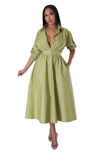 Vue de face d'une robe chemise vert sauge à manches longues avec plis à la taille et col en V