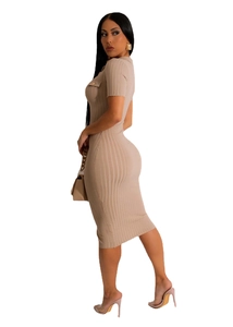 Détail de la maille côtelée sur une robe midi beige avec col à revers et poche