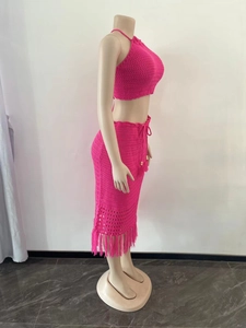 Détail d'un ensemble deux pièces rose en crochet avec ourlet à franges et cordon taille