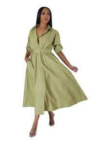 Détail d'une robe chemise vert olive avec boutonnage et couture à la taille
