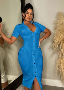 Détail de la robe en maille côtelée bleu vif avec manches courtes et boutons devant