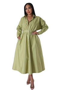 Détails de la robe chemise vert olive avec col à revers et taille cintrée élégante