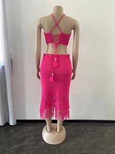 Détail d'un ensemble deux pièces au crochet rose avec ourlet à longues franges et maille