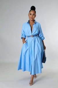 Détail de la robe chemise bleu clair avec manches longues et ceinture à boucle double G