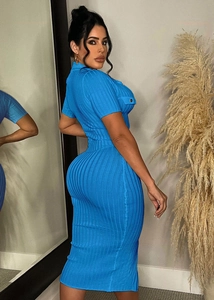 Détail de la robe en maille côtelée bleue montrant la coupe ajustée et la texture