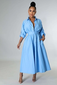 Détail de la robe chemise bleu clair avec plis à la taille et poches latérales