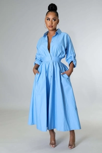 Détail de la robe chemise bleu clair avec taille plissée, boutons et poches latérales