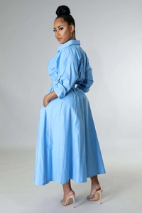 Vue arrière d'une robe chemise bleu clair à manches longues avec taille élastique et poches