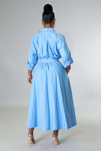 Vue arrière montrant les plis à la taille et l'élégante coupe trapèze de la robe chemise bleue