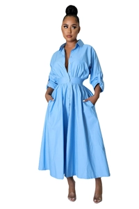 Détail de la robe chemise bleu ciel avec plis à la taille et poches latérales