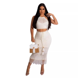 Ensemble crochet deux pièces blanc pour femme avec haut licou et jupe à franges