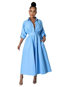 Détail de la robe chemise bleu clair avec col classique et manches longues réglables